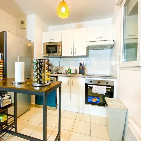 The Golden House * Parking * Garden Apartment